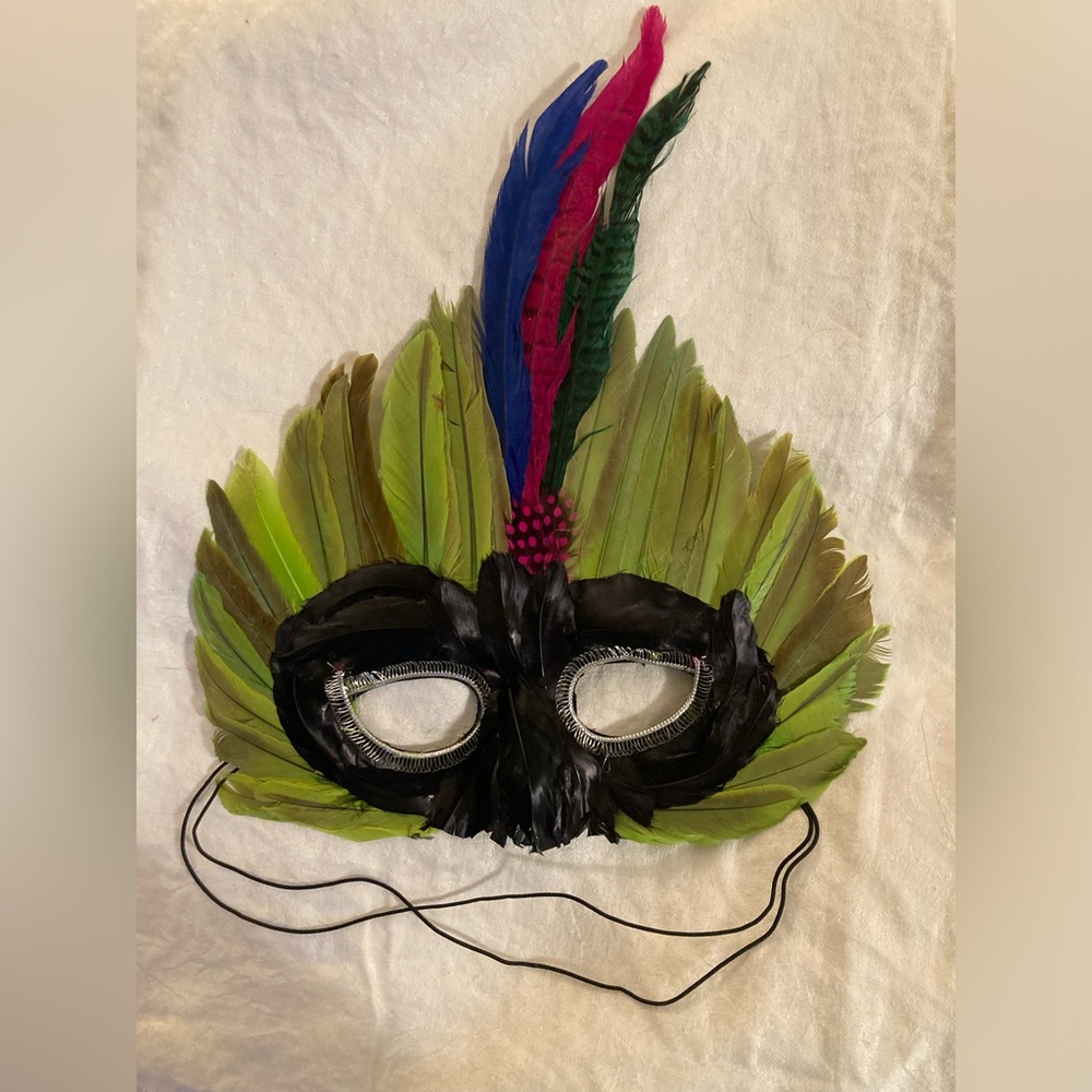 NWT  Feather Mask Mardi Gras Masquerade, COSTUME Party Mask GREEN & BLACK